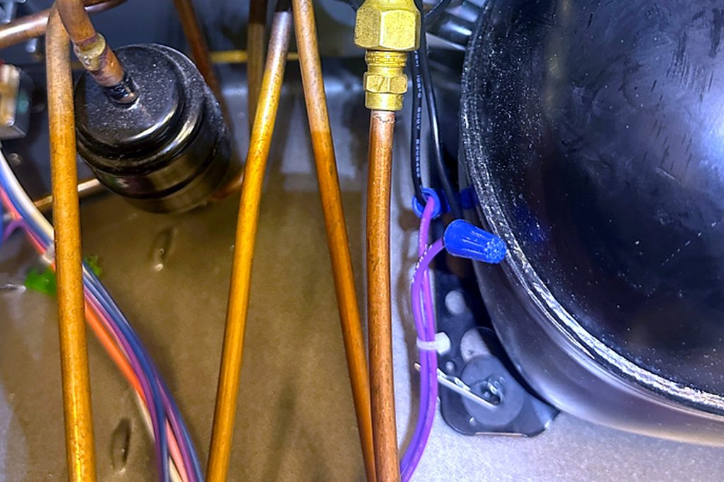 New fan cycling pressure switch fitted to the copper line on a brass access tee inside the ice machine