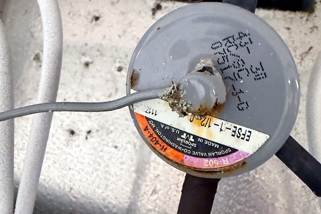 The old Sporlan EFSE-1-1/2-C expansion valve. R-404A, 1.5 tons, corroded at the capillary joint.