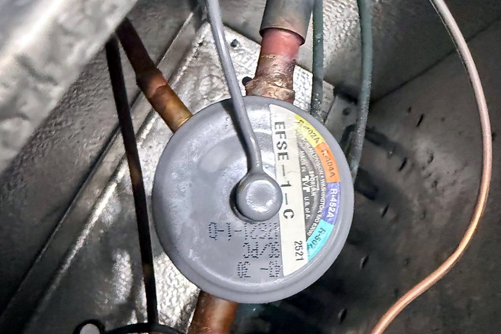 The Sporlan EFSE-1-C: one ton, R-404A, external equaliser, capillary to the sensing bulb.